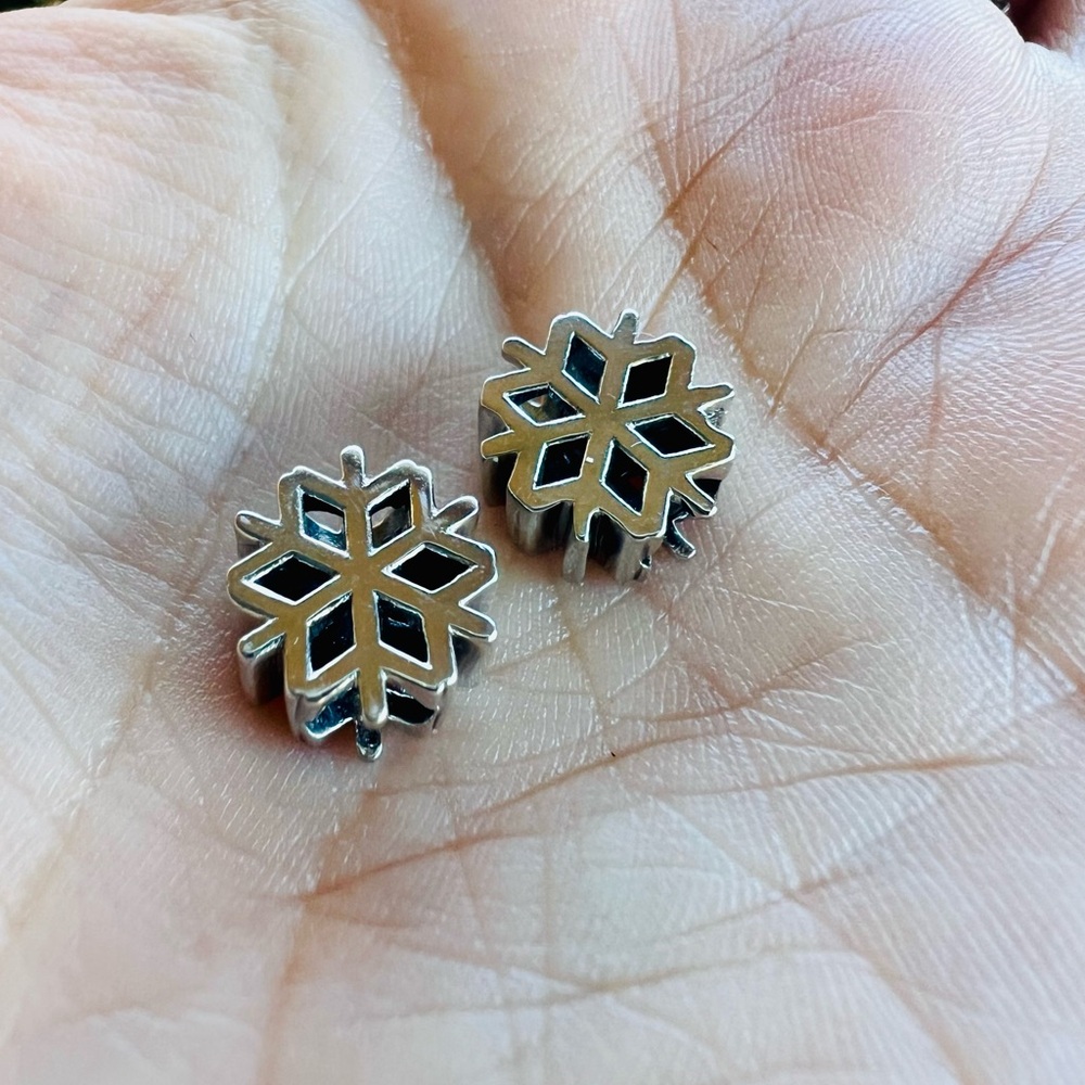Snowflake Charm - Picture 11 of 14
